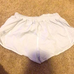 lululemon hotty hot 2.5 size 2 shorts white